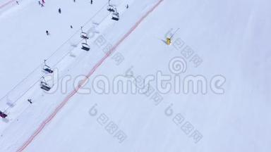 滑雪斜坡-滑雪电梯，滑雪者和滑雪板下降。鸟瞰图